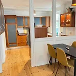 Apartment Spacious Near & Alokke Forest